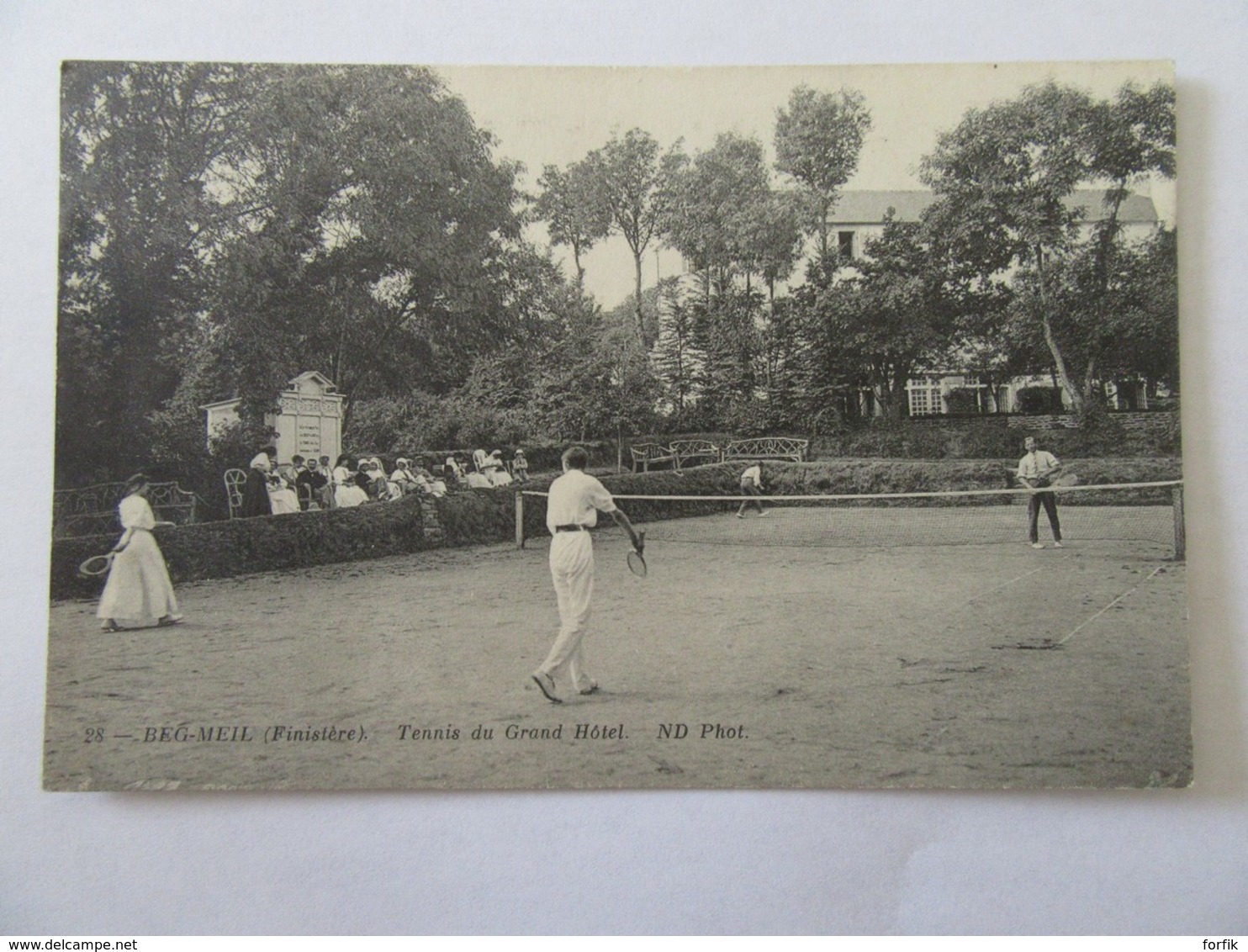 Beg-Meil N°28 - Tennis Du Grand Hôtel - Carte Animée (joueurs De Tennis Et Public), Non-circulée - Beg Meil