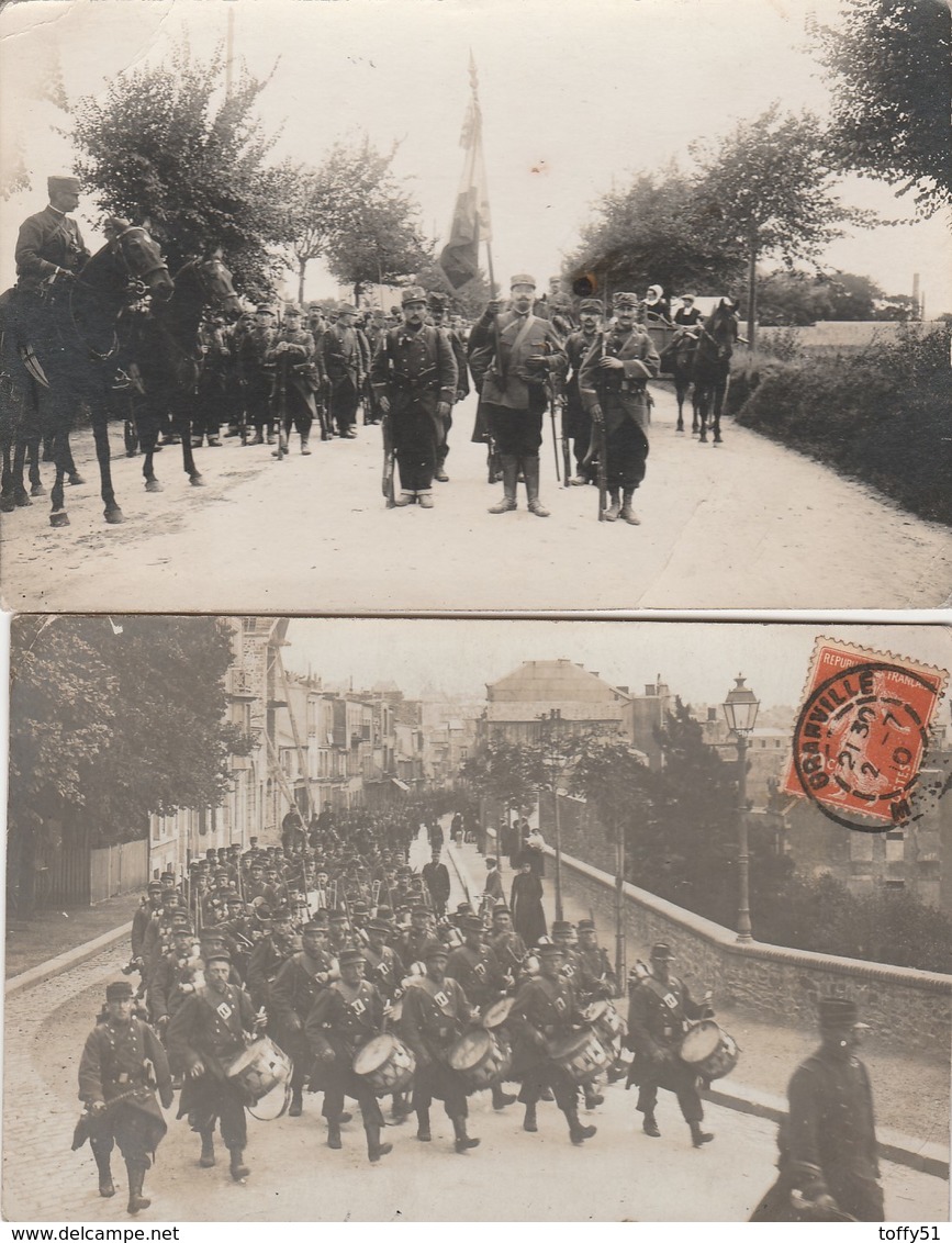 2 CARTE PHOTO:GRANVILLE (50) DÉFILÉ MILITAIRES TAMBOUR DRAPEAU CHEVAUX...ÉCRITES - Granville