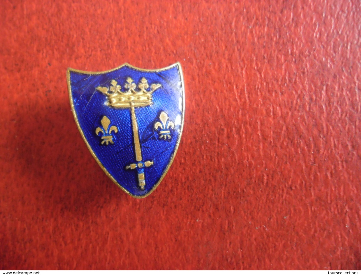 INSIGNE ROYALISTE JEANNE D'ARC FLEUR DE LYS (LIS) EMAILLE BROCHE EPINGLETTE EPEE GLAIVE EMAIL COURONNE - Broches