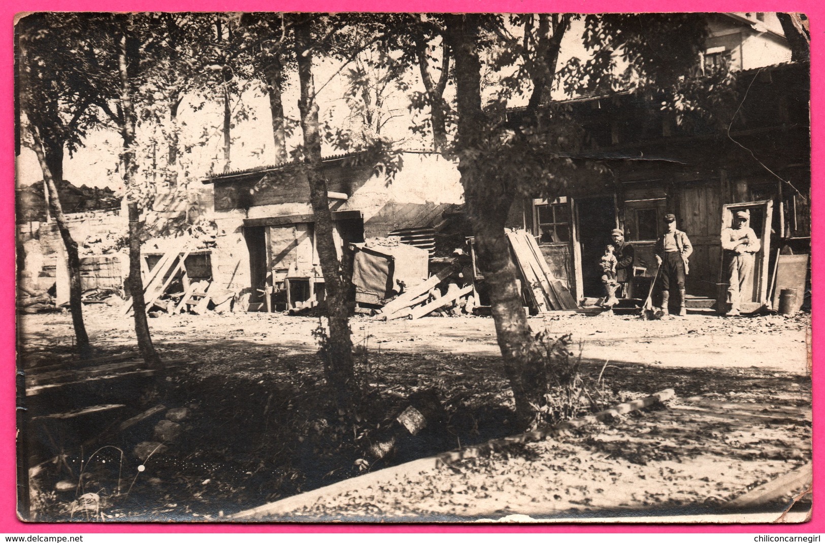 Cp Photo - Foucherans - Groupe De Personnes Devant Maisons En Ruines - Pêcheurs ?? - Artisans ?? - Animée - Autres & Non Classés