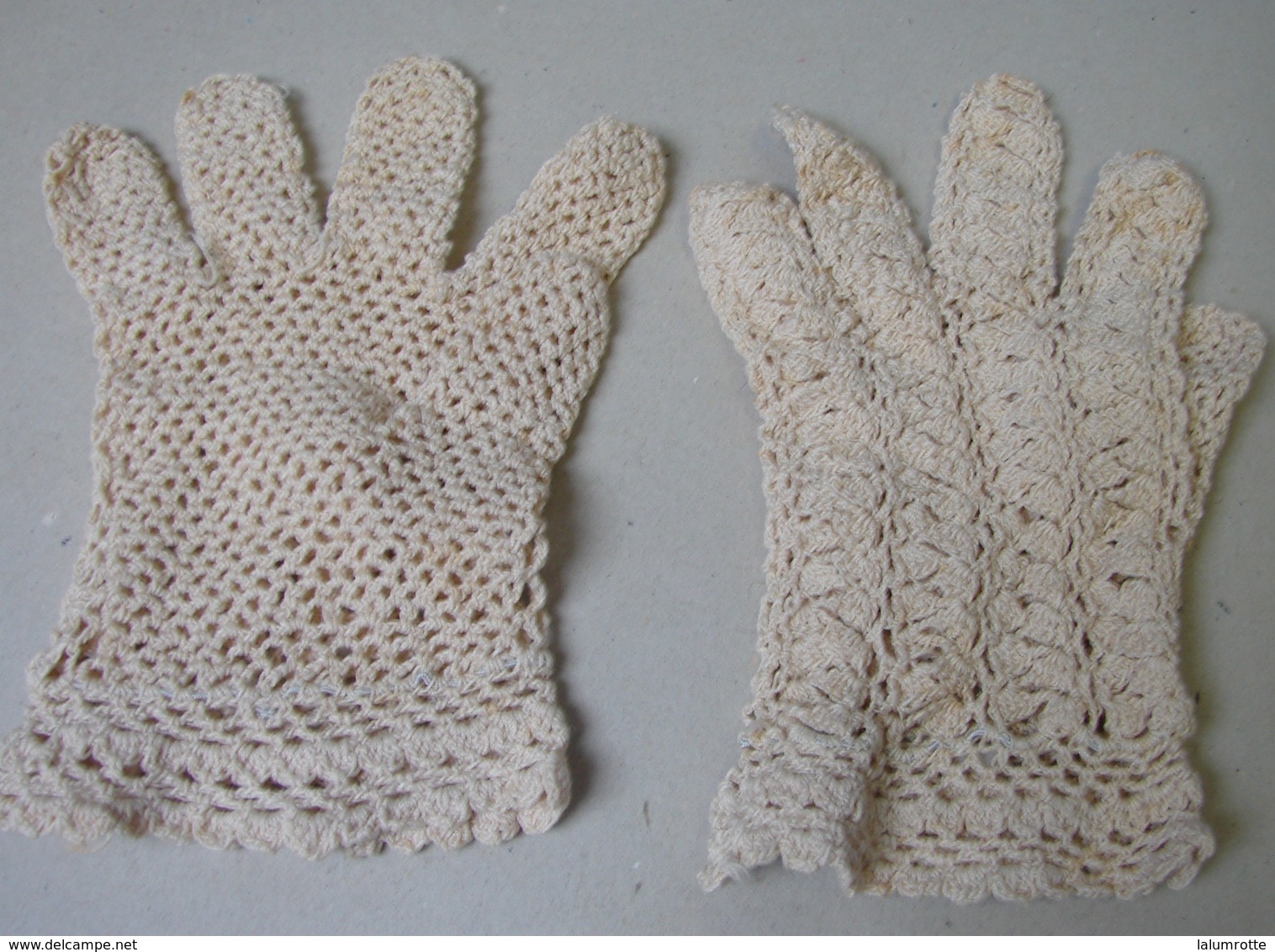 Lot. 1050. Paire De Gants Beiges Aux Crochets Des Années 50 Pour Communiante - 1940-1970