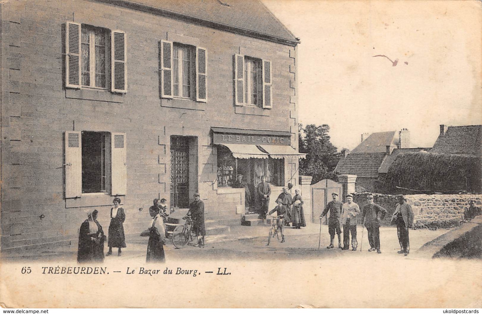 CPA 22 - TREBEURDEN, Le Bazar Du Bourg - Trébeurden