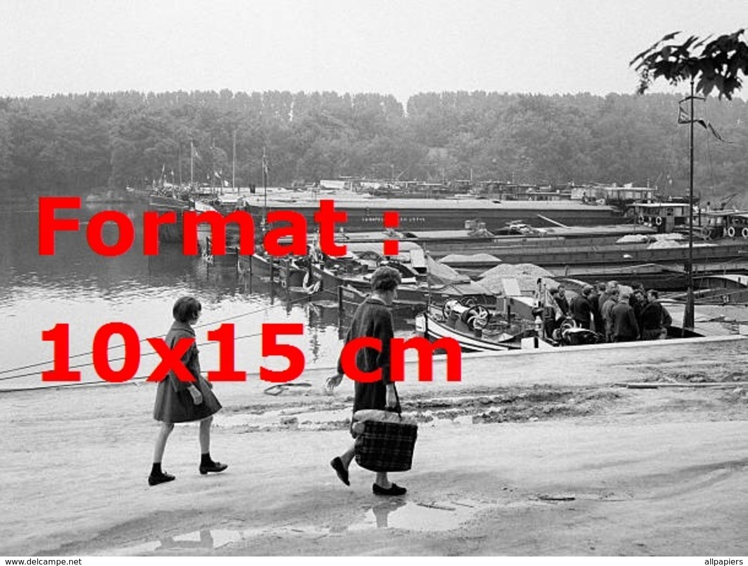 Reproduction D'une Photographie Ancienne Du Barrage De Péniches à Conflans-Sainte-Honorine En 1968 - Other & Unclassified