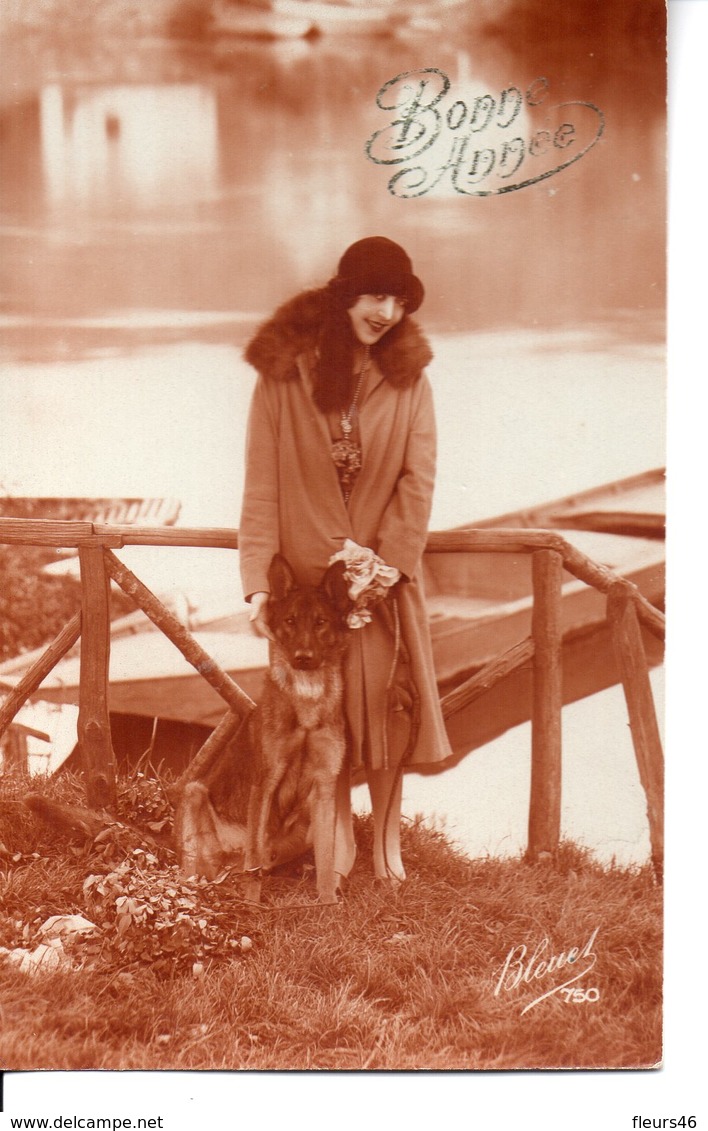 Vraie Photo BLEUET Sépia   : Jolie FEMME Avec Un Berger Allemand Près D'un Pont - Femmes