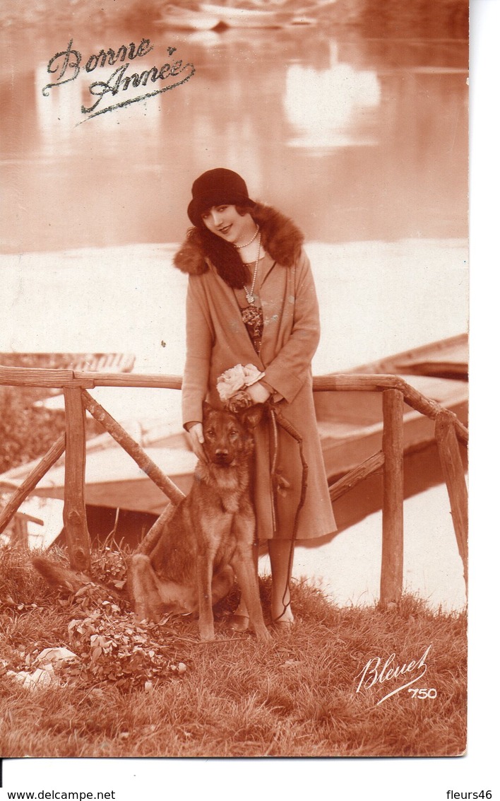 Vraie Photo BLEUET Sépia 2  : Jolie FEMME Avec Un Berger Allemand Près D'un Pont - Femmes