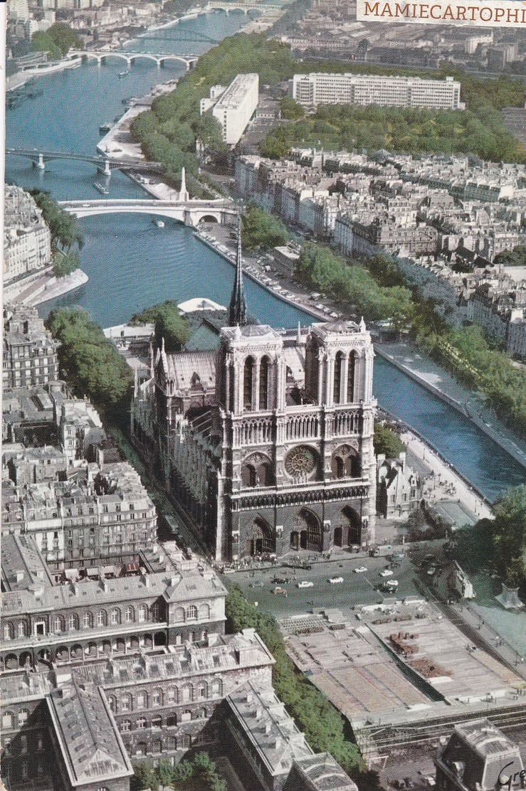 PARIS - Vue Aérienne - La Cathédrale Notre-Dame - La Façade Et Le Parvis - Notre Dame De Paris