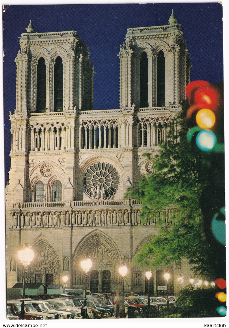 Paris, La Nuit: RENAULT 8, PEUGEOT 404, CITROËN 2CV, DYANE, AUSTIN MINI - Cathédrale Notre-Dame - Toerisme