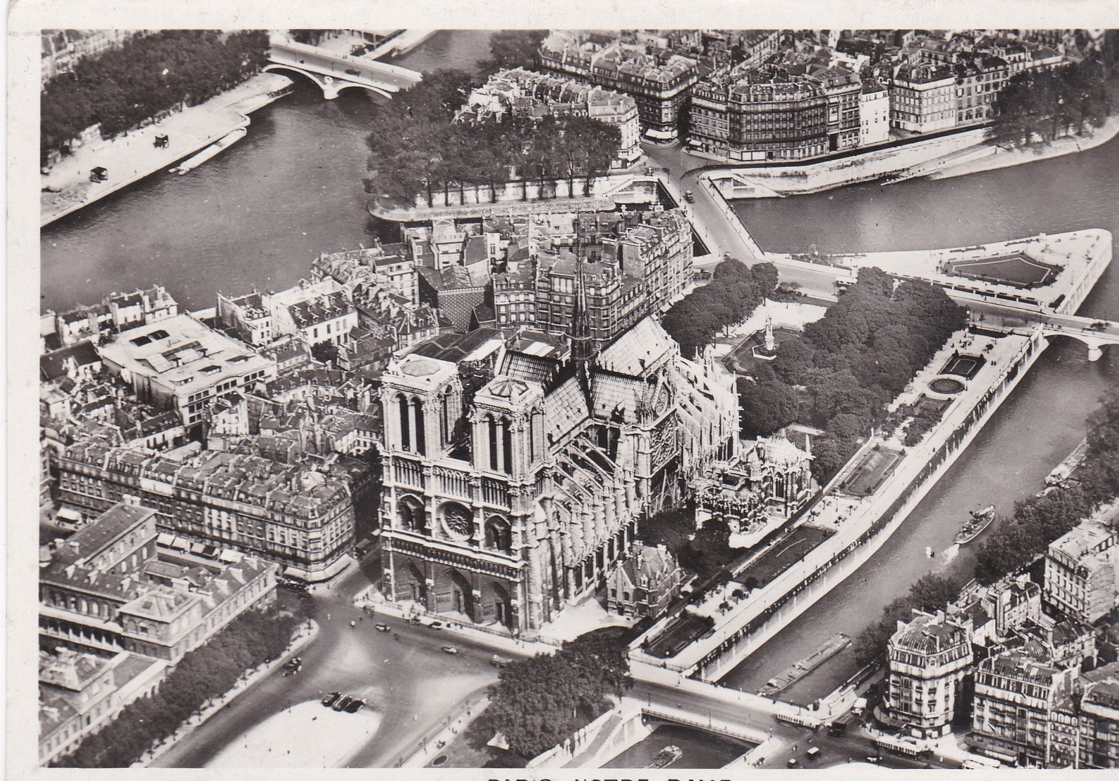 PARIS - Vue Aérienne De La Cathédrale Notre-Dame Dans L'île De La Cité - Notre Dame De Paris