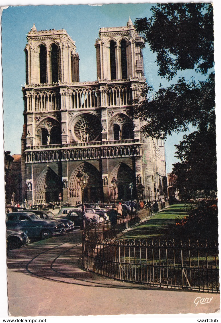 Paris: CITROËN 2CV, FORD VEDETTE, SIMCA 5 / FIAT TOPOLINO - Cathédrale Notre-Dame - Toerisme