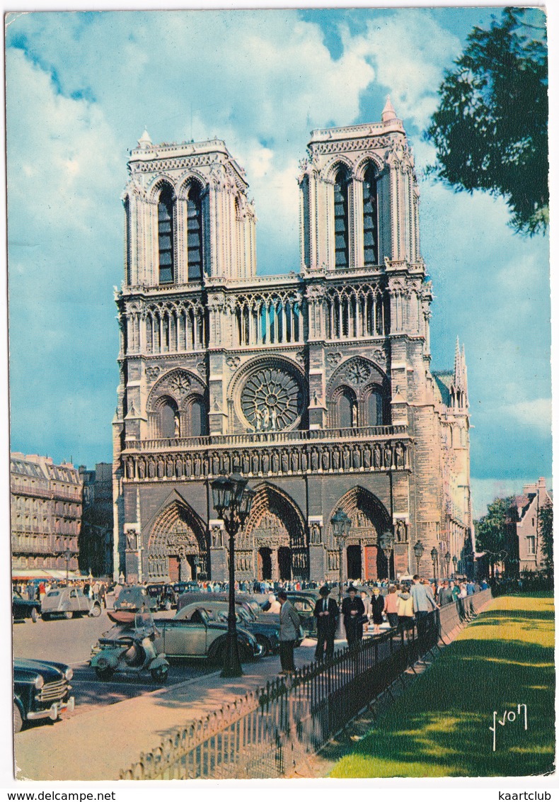 Paris: SCOOTER, VW 1200 CABRIOLET HEBMÜLLER, RENAULT 4CV DECAPOTABLE, CITROËN 2CV - Cathédrale Notre-Dame - Toerisme