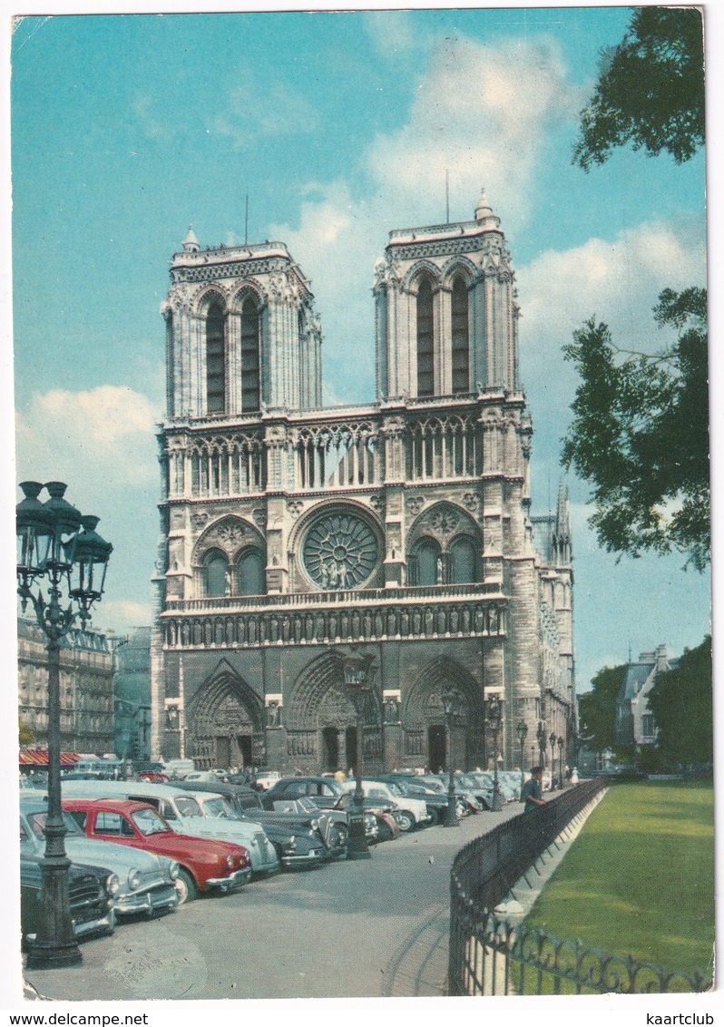 Paris: SIMCA ARONDE, RENAULT JUVA BREAK, DAUPHINE, CITROËN DS, TRACTION AVANT - Cathédrale Notre-Dame - Toerisme