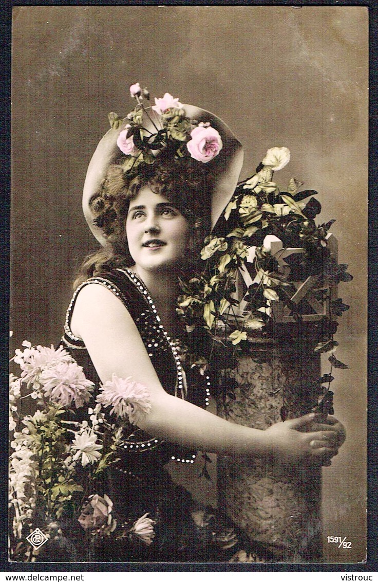 FEMME - CP - Jeune Femme Entourée De Fleurs  - Circulé - Circulated - Gelaufen - 1907. - Femmes