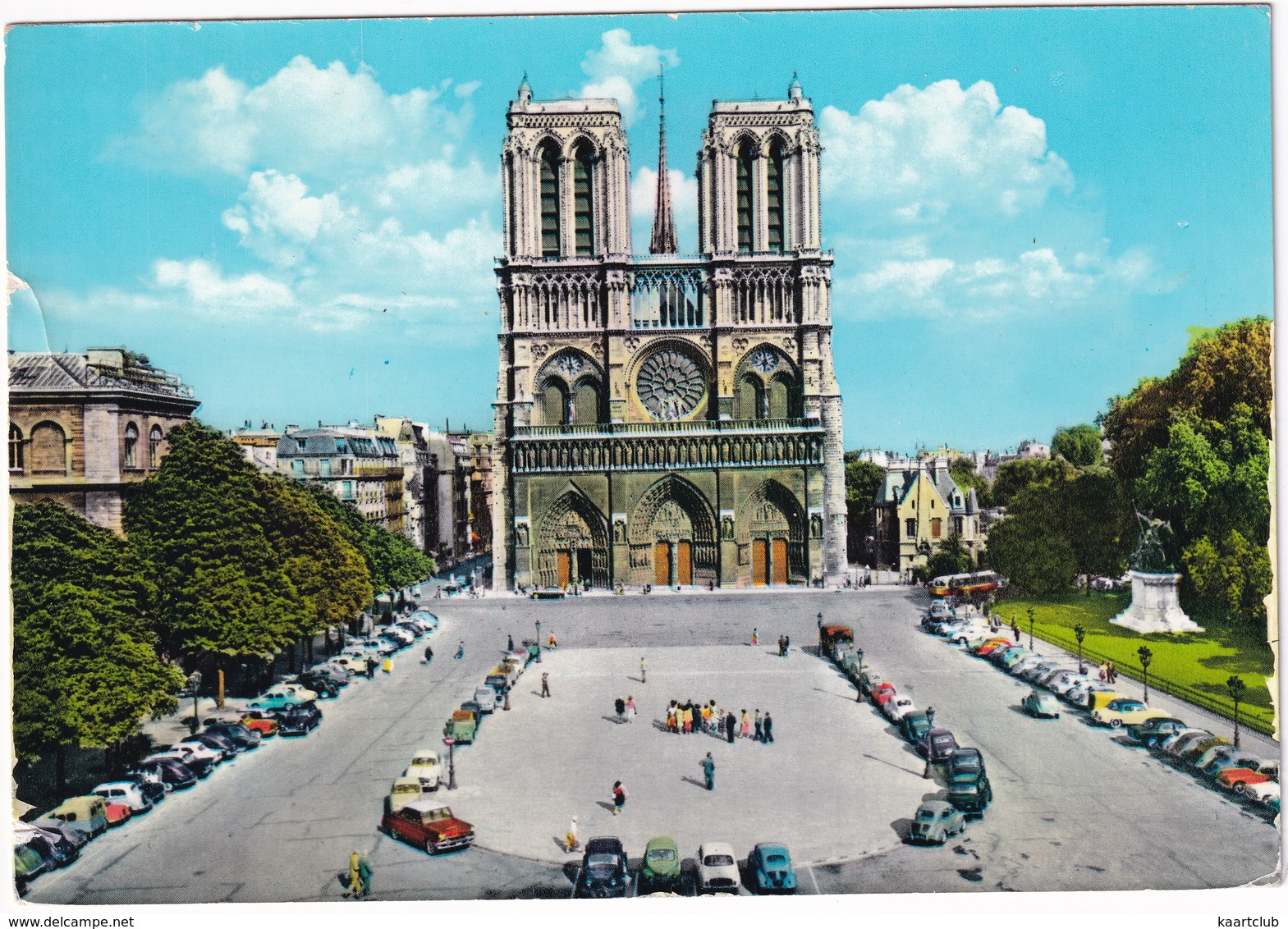 Paris: CITROËN TRACTION AVANT, 2CV, DS, RENAULT DAUPHINE, 4CV, PLYMOUTH BELVEDERE, PEUGEOT 403, 203 -  Notre-Dame - Toerisme