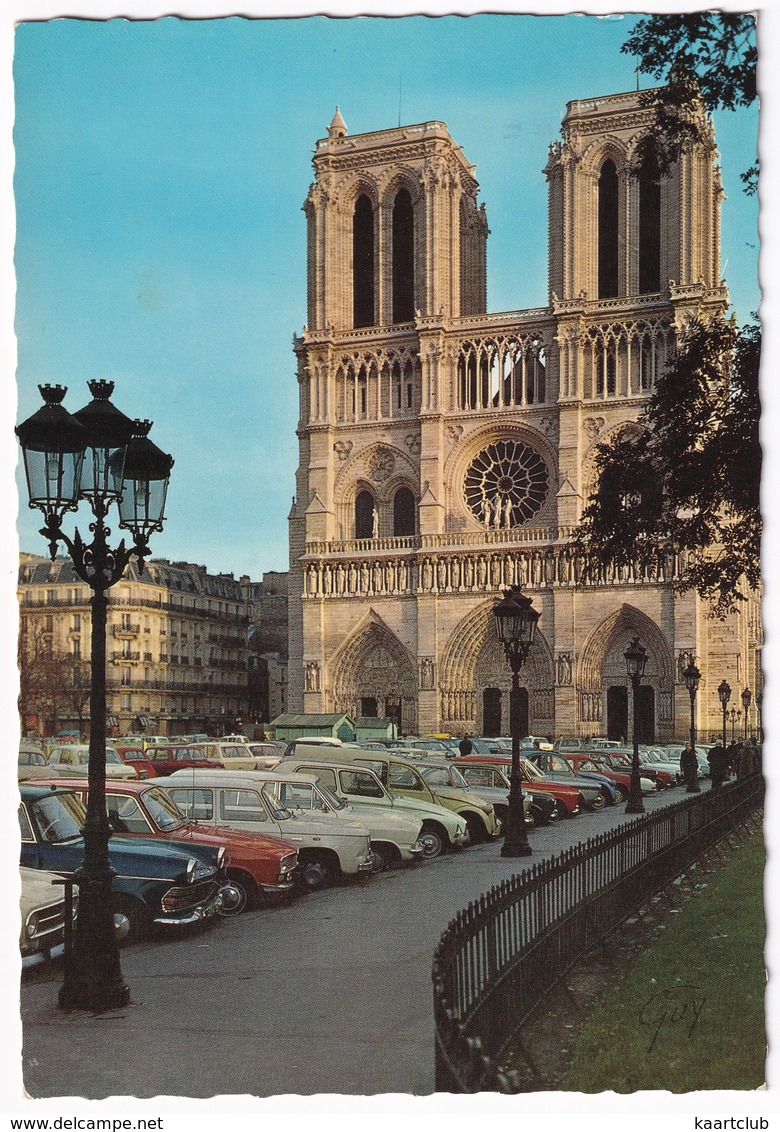 Paris: OPEL REKORD P2, KADETT B CARaVAN, RENAULT 4, 16, 8, CITROËN DYANE, 2CV AK250 -  Facade Cathédrale Notre-Dame - Toerisme