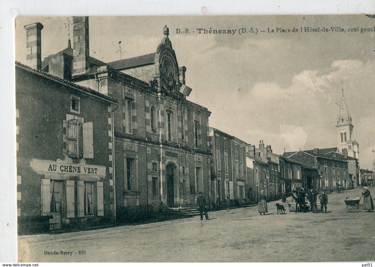 79 - Thenezay : Place De L' Hôtel De Ville Côté Gauche - Thenezay