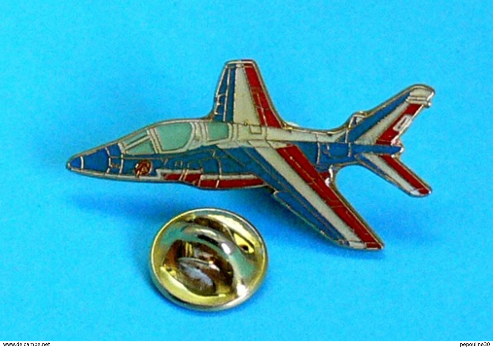 1 PIN'S //   ** ALPHA-JET DE LA PATROUILLE DE FRANCE / AVIATEURS AU COEUR DE L'ÉLITE FRANÇAISE ** . (J. Y. Ségalen)