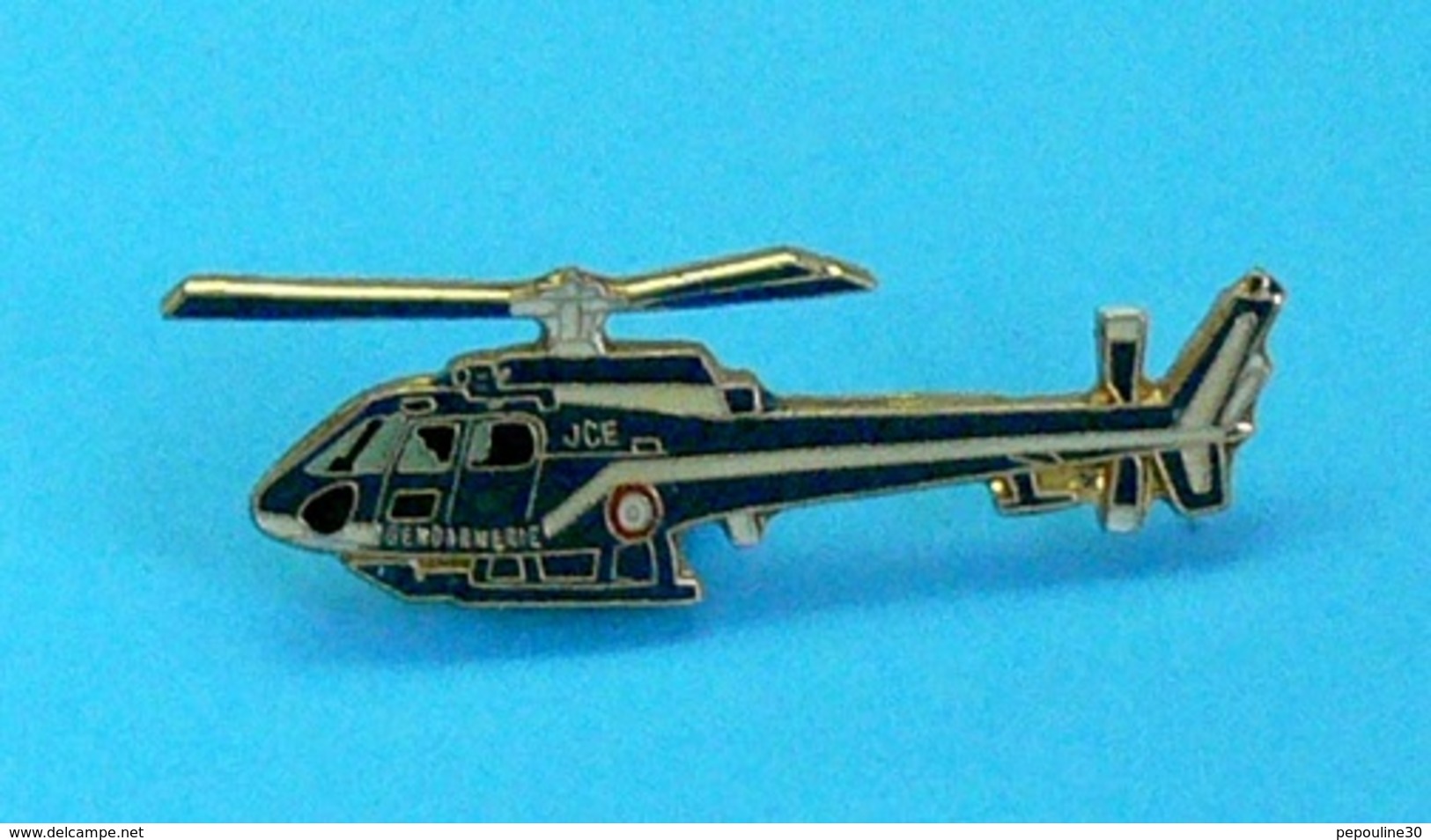 1 PIN'S //   ** HÉLICOPTÈRE / AS 350 ÉCUREUIL / GENDARMERIE NATIONALE ** . (J. Y. Ségalen Collection) - Militaria