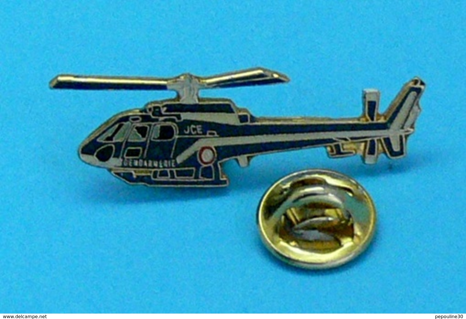 1 PIN'S //   ** HÉLICOPTÈRE / AS 350 ÉCUREUIL / GENDARMERIE NATIONALE ** . (J. Y. Ségalen Collection) - Militaria