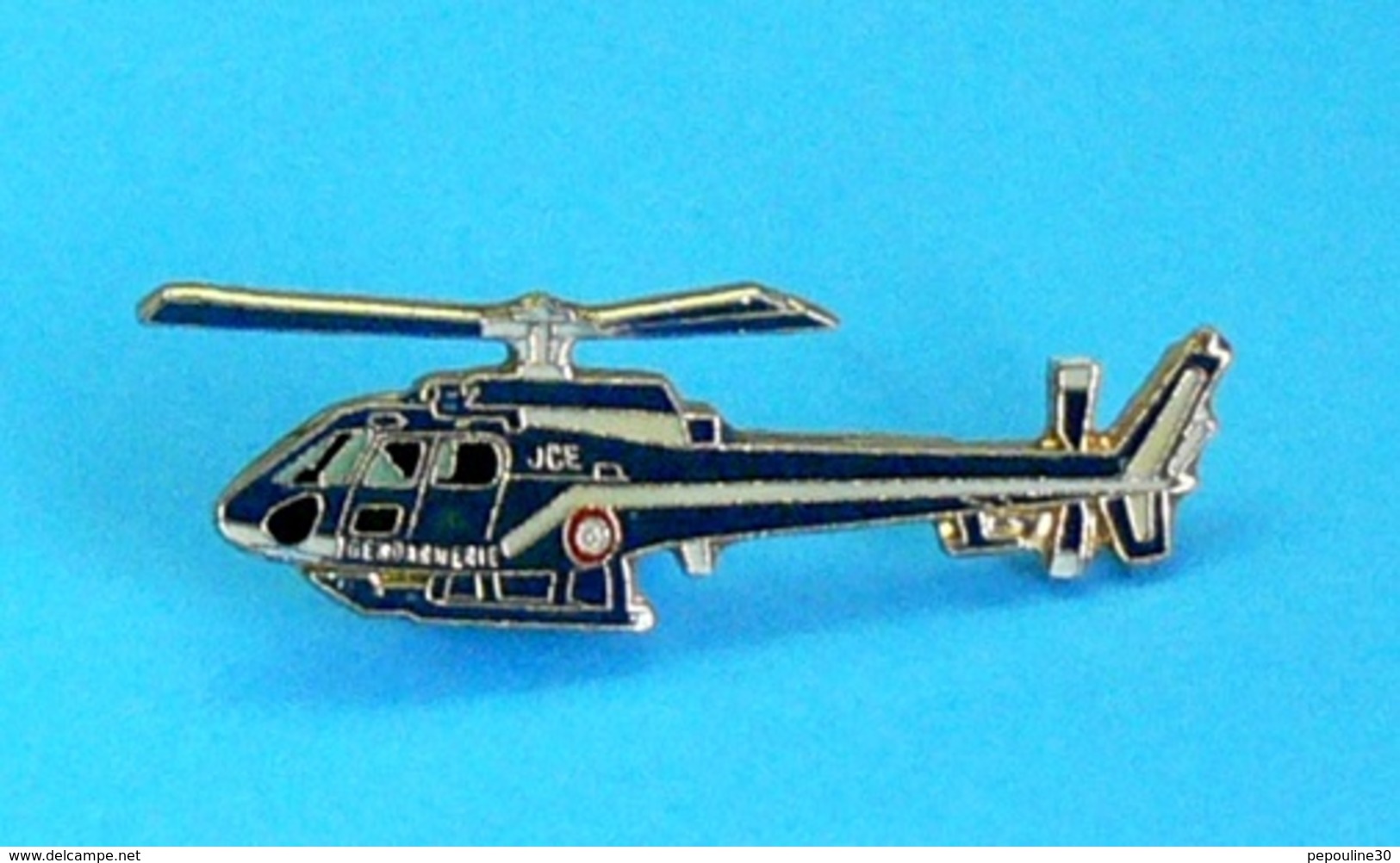 1 PIN'S //   ** HÉLICOPTÈRE / AS 350 ÉCUREUIL / GENDARMERIE NATIONALE ** . (J. Y. Ségalen Collection) - Militaria