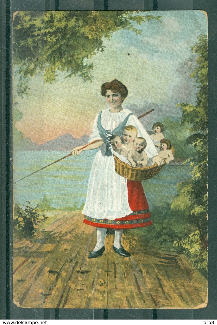 BEBES - DAME RENTRANT DE LA PECHE AVEC UN PANIER PLEIN DE BEBES - Baby's