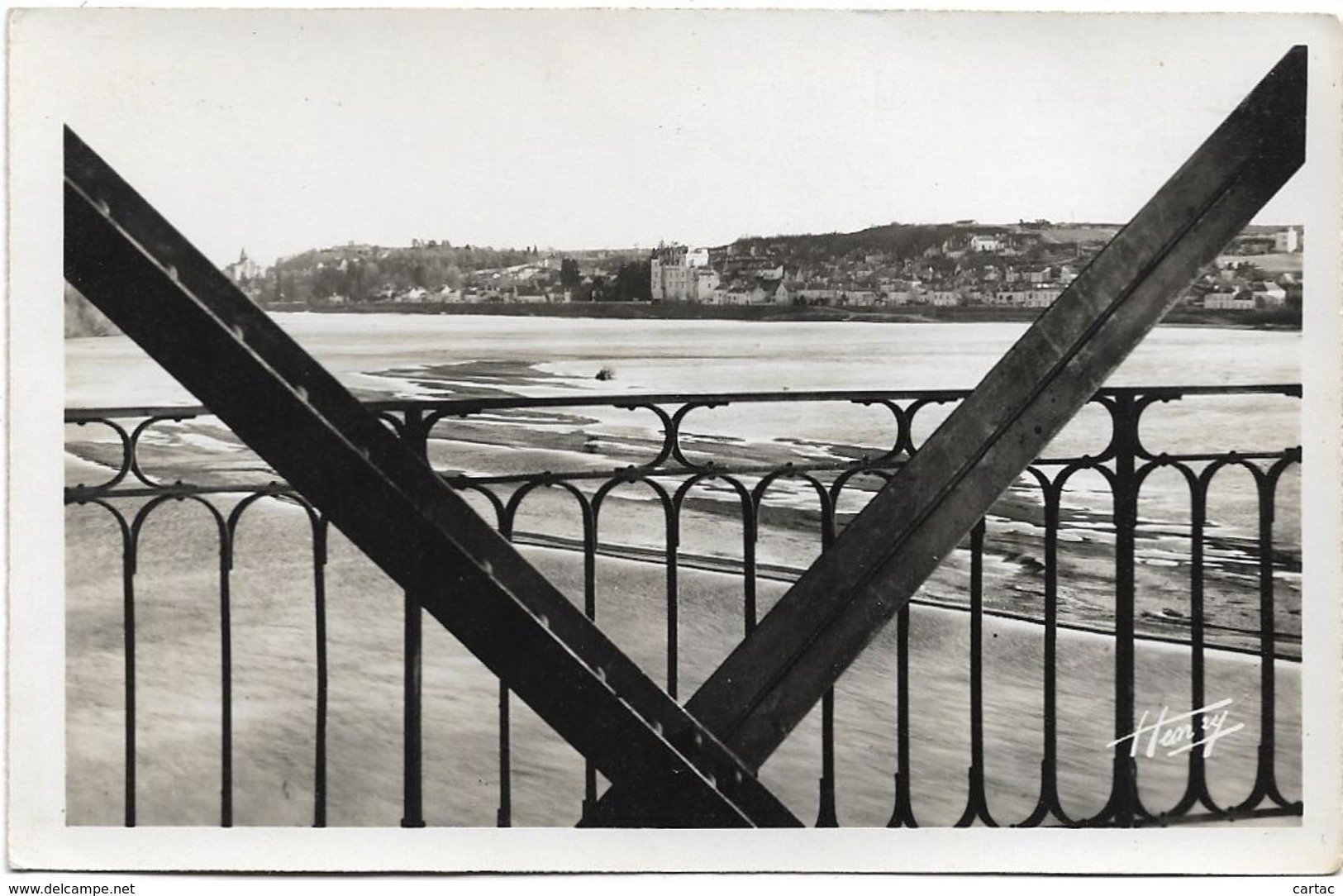 D49 - DU PONT DE MONTSOREAU - MAGNIFIQUE PANORAMA SUR LA LOIRE MONTSOREAU ET CANDES -CPSM Petit Format En Noir Et Blanc - Autres & Non Classés