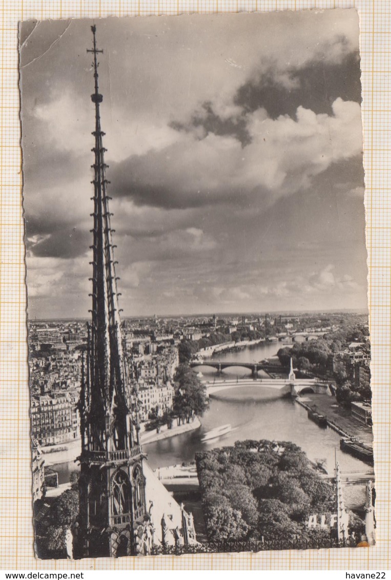 9AL1062 Paris NOTRE DAME  LA CATHEDRALE VUE D"EN HAUT ECHAPEE SUR LA SEINE 2 SCANS - Notre Dame De Paris