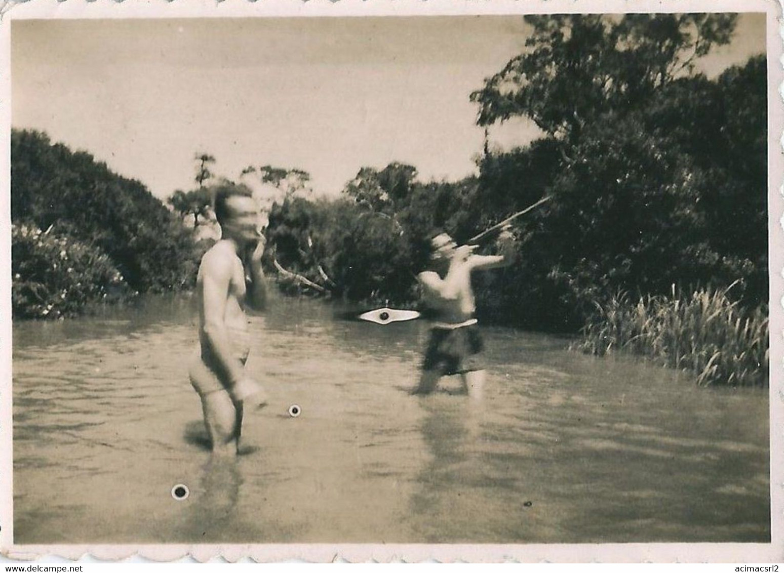 X1121 - Young Men In Swimsuit Hunting With Gun In The River - Photo Petit Format 8x6cm 1940' Gay Int - Anonymous Persons