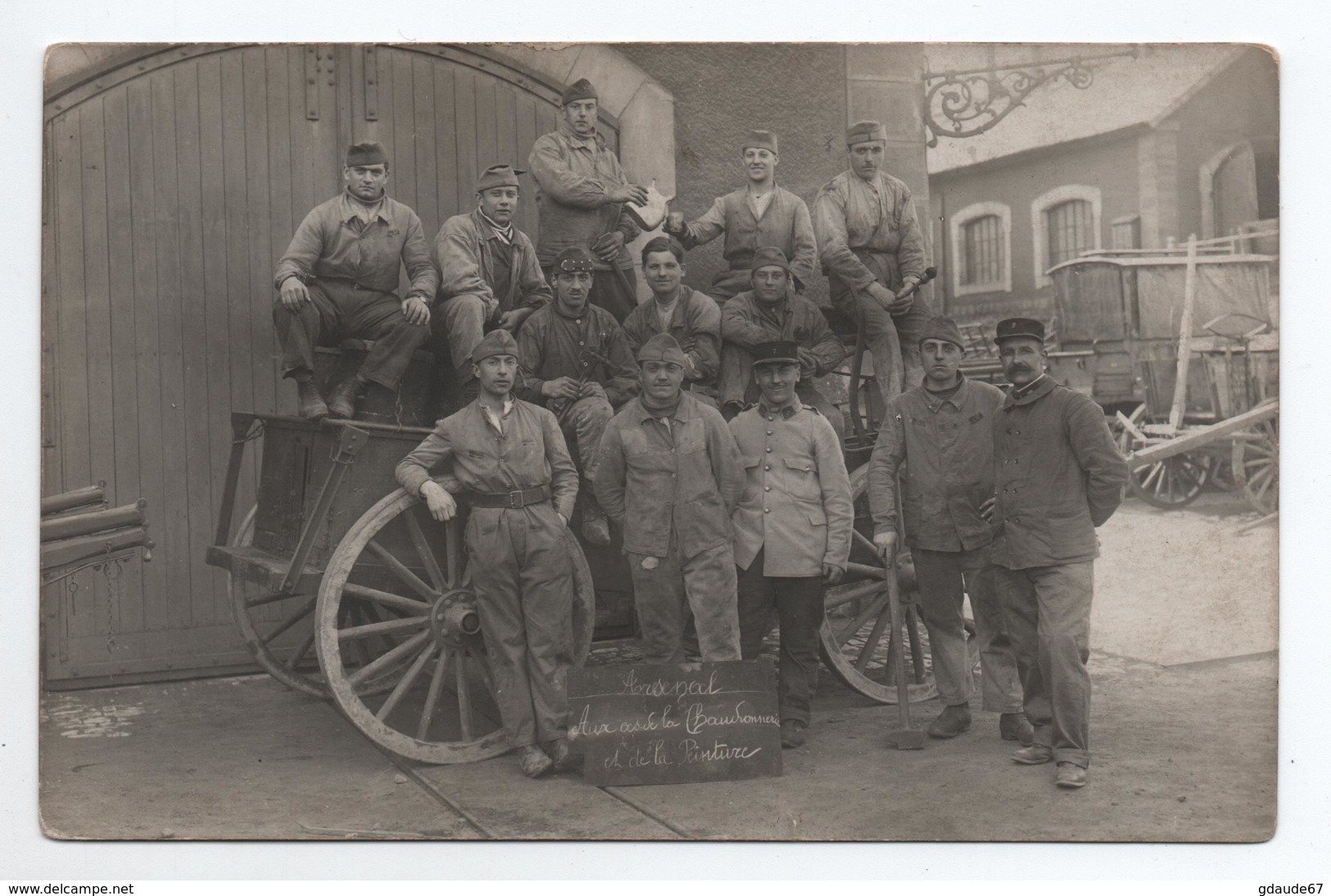 AU DOS CACHET "PHOTO MILITAIRES / J. BISSEY / BELFORT" - CARTE PHOTO "ARSENAL / AUX AS DE LA CHAUDRONNERIE..." - Belfort - Ville