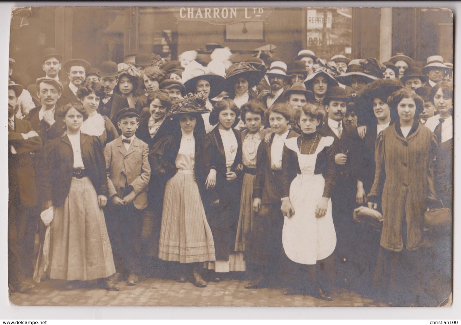 CARTE PHOTO D'UN ETABLISSEMENT CHARRON Ltd ( CONCESSION AUTOMOBILE ? ) - GROUPE D'OUVRIERES ? - 2 SCANS - - A Identifier