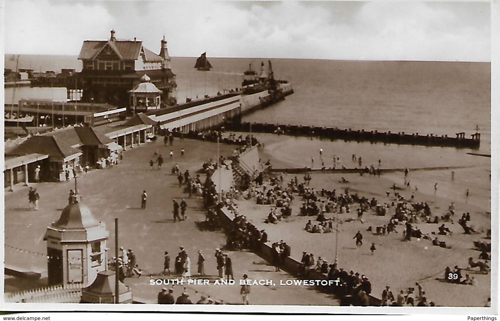 Old Real Photo Postcard, South Pier And Beach, Lowestoft. Sea View, Shops, People. - Lowestoft