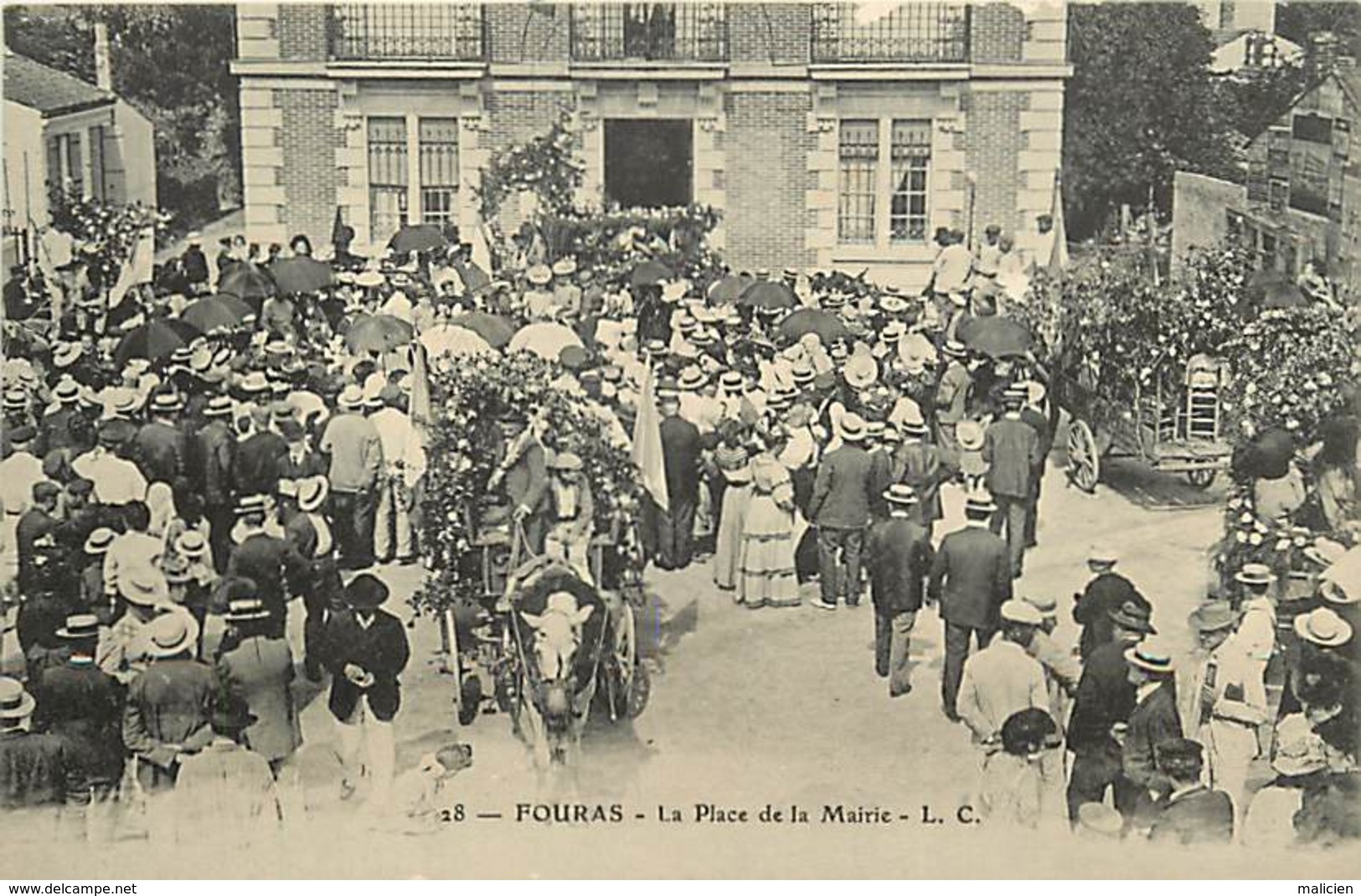 -dpts Div. -ref-AH573 - Charente Maritime - Fouras - La Place De La Marie - Défilé De Chars Fleuris - Fête - Fêtes - - Fouras-les-Bains