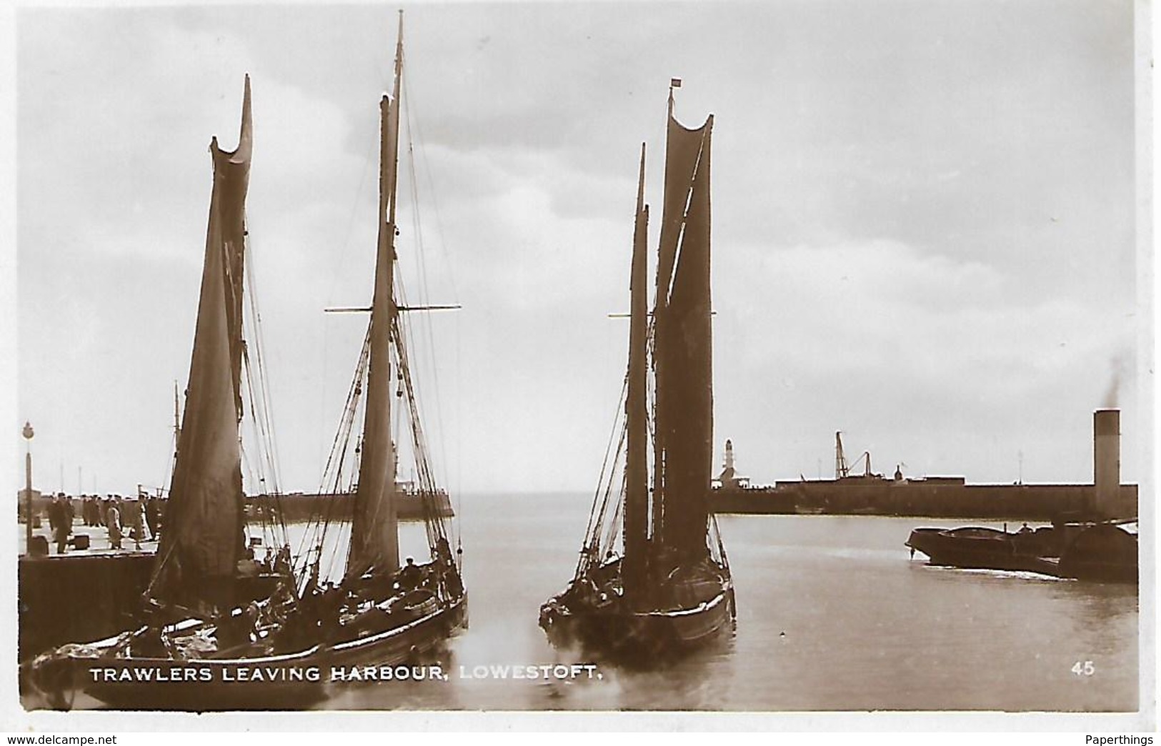 Old Real Photo Postcard, Trawlers Leaving Harbour, Lowestoft, Fishing Boats. - Lowestoft