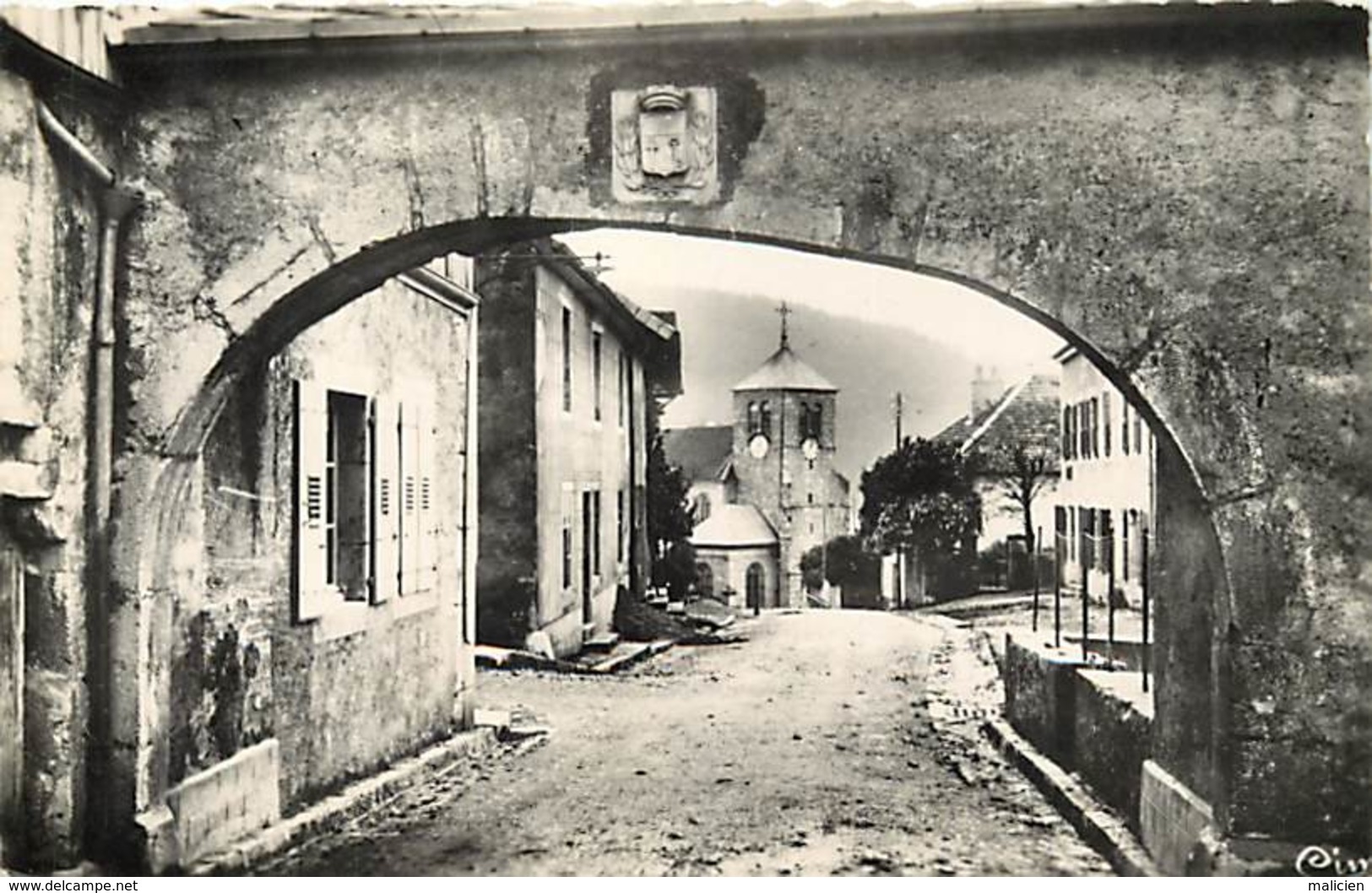 - Doubs -ref-A883- Jougne - Rue Centrale - Porte Des Anciennes Fortitfictions - Carte Bon Etat - - Autres & Non Classés