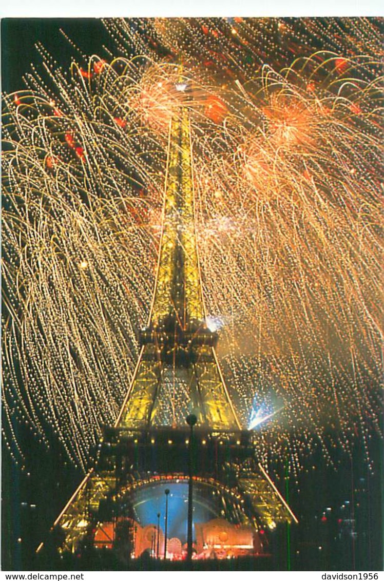 Cpm -  Paris -   Feu D 'artifice à La Tour Eiffel          Ah309 - Tour Eiffel