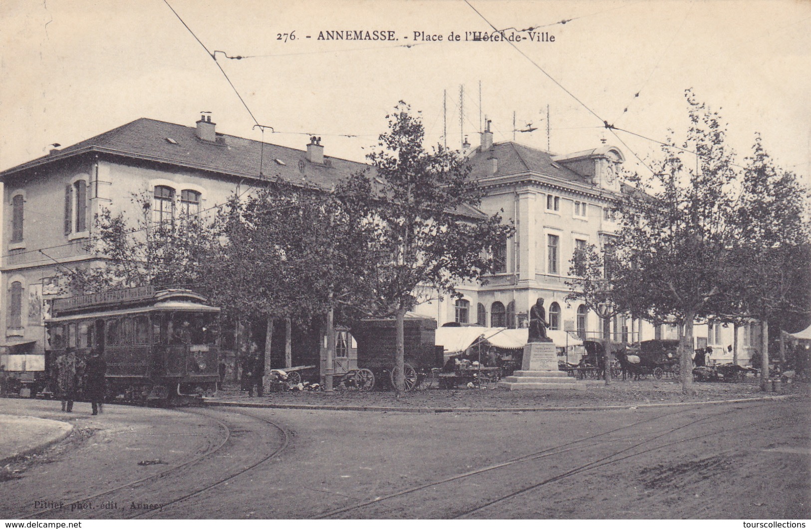 CPA 74 @ ANNEMASSE - Place De L'Hôtel De Ville - Le Tramway Et Une Roulotte - Tram - Annemasse