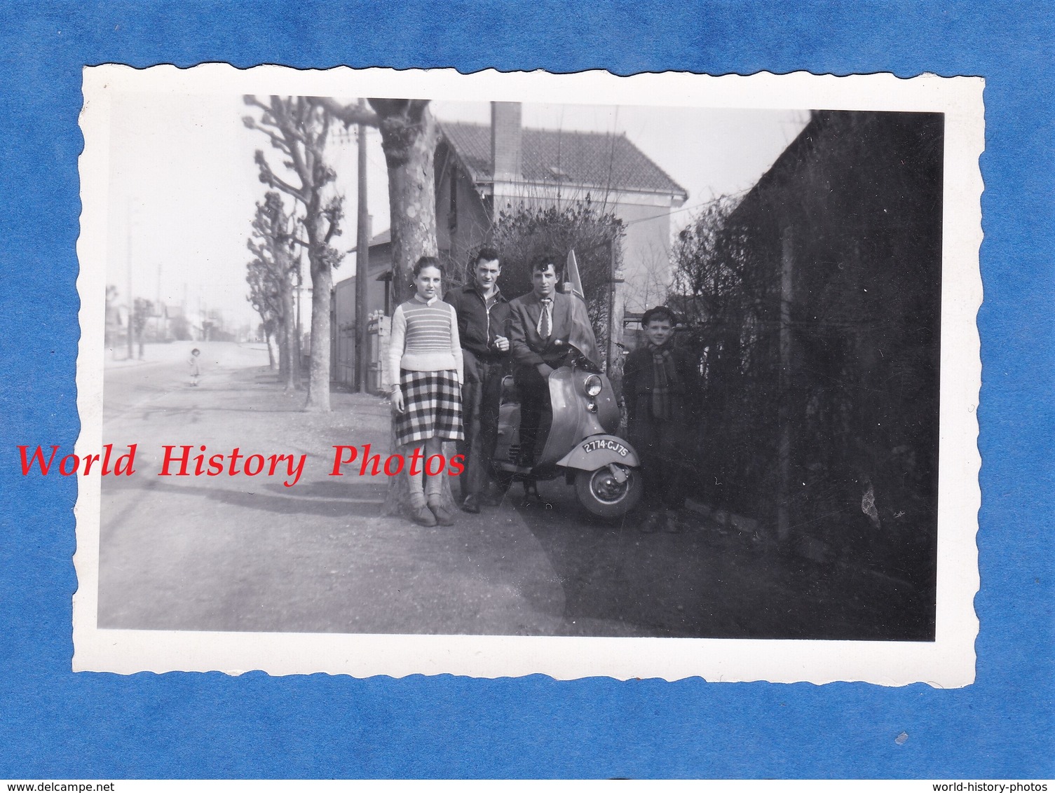 Photo Ancienne Snapshot - Portrait De Garçon & Fille Autour D'un Scooter Modèle à Identifier - Vespa ? - Enfant Mode - Automobiles