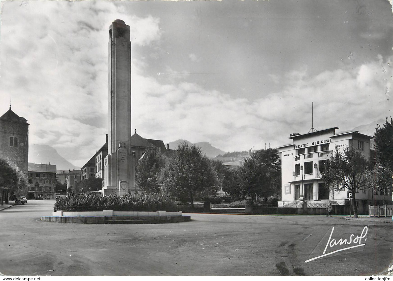 / CPSM FRANCE 73 "Saint Jean De Maurienne, La Cathédrale, Le Monument Aux Morts Et Le Théatre Principal" - Saint Jean De Maurienne