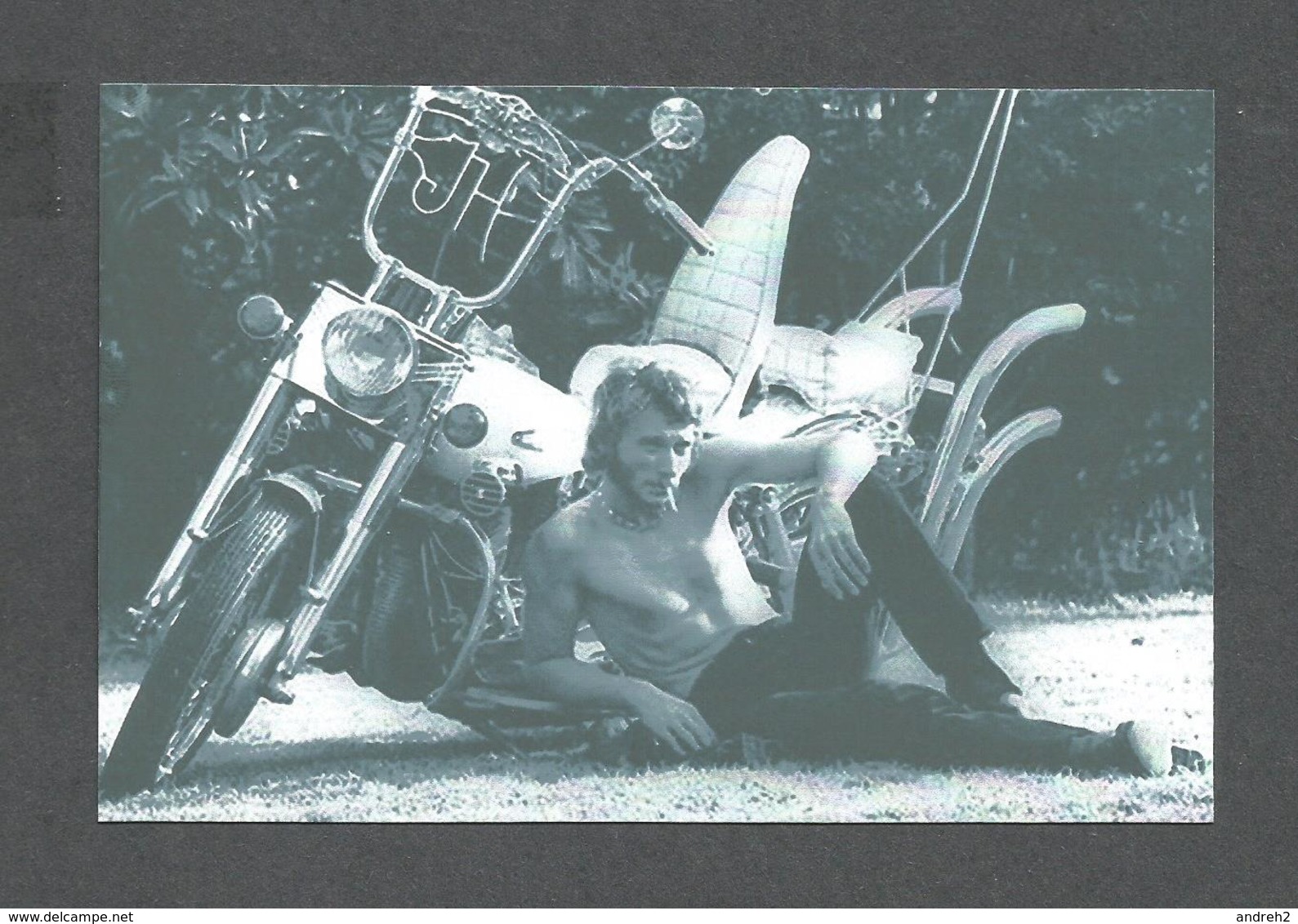 ARTISTES - CHANTEUR - JOHNNY HALLYDAY AVEC UNE DE SES MOTOS - Musique Et Musiciens