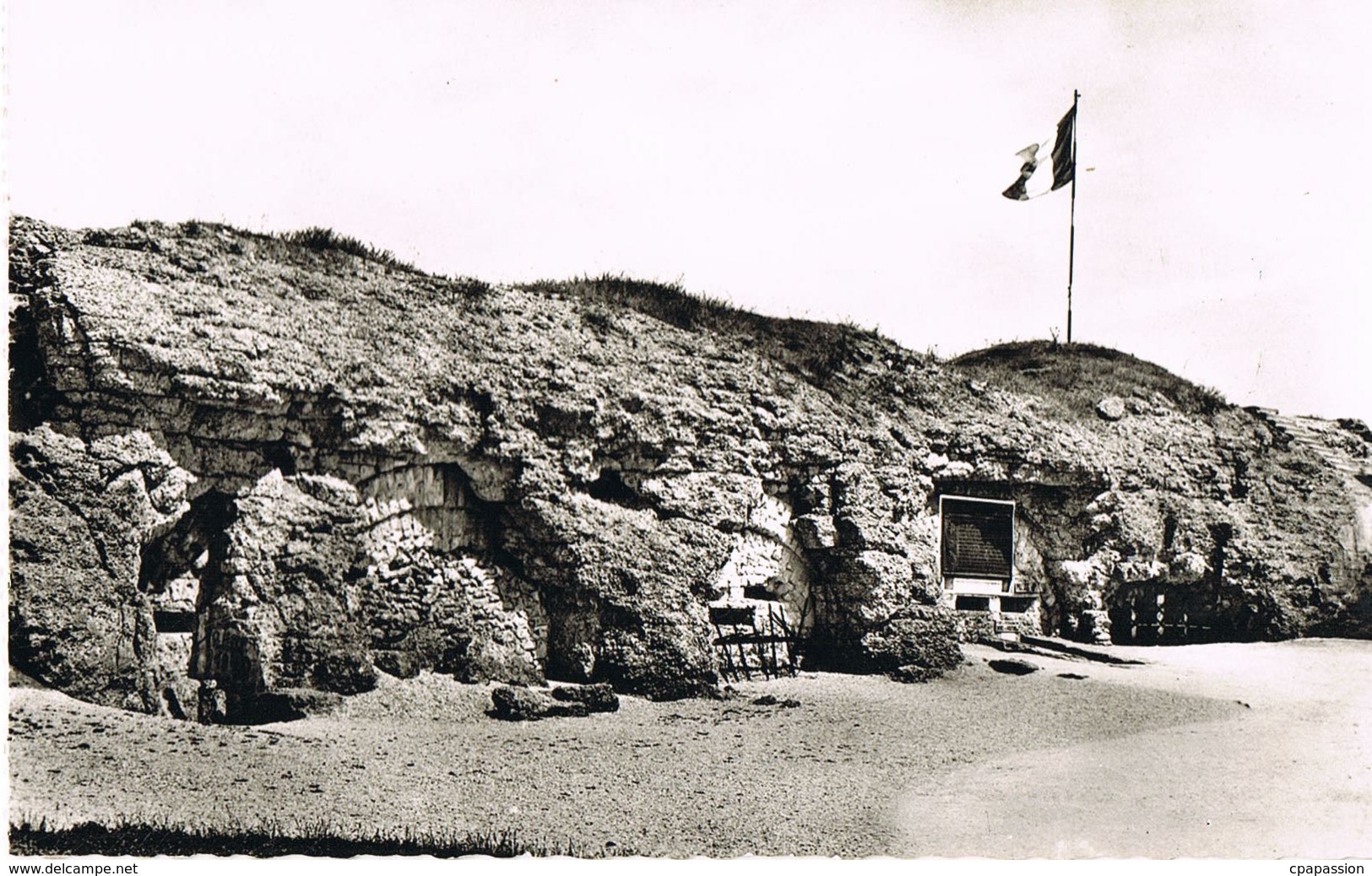 55-Le Fort De Douaumont  Meuse- Vue Générale Du Fort - Editions Des Forts De Vaux Et Douaumont  -scans Recto Verso- - Douaumont