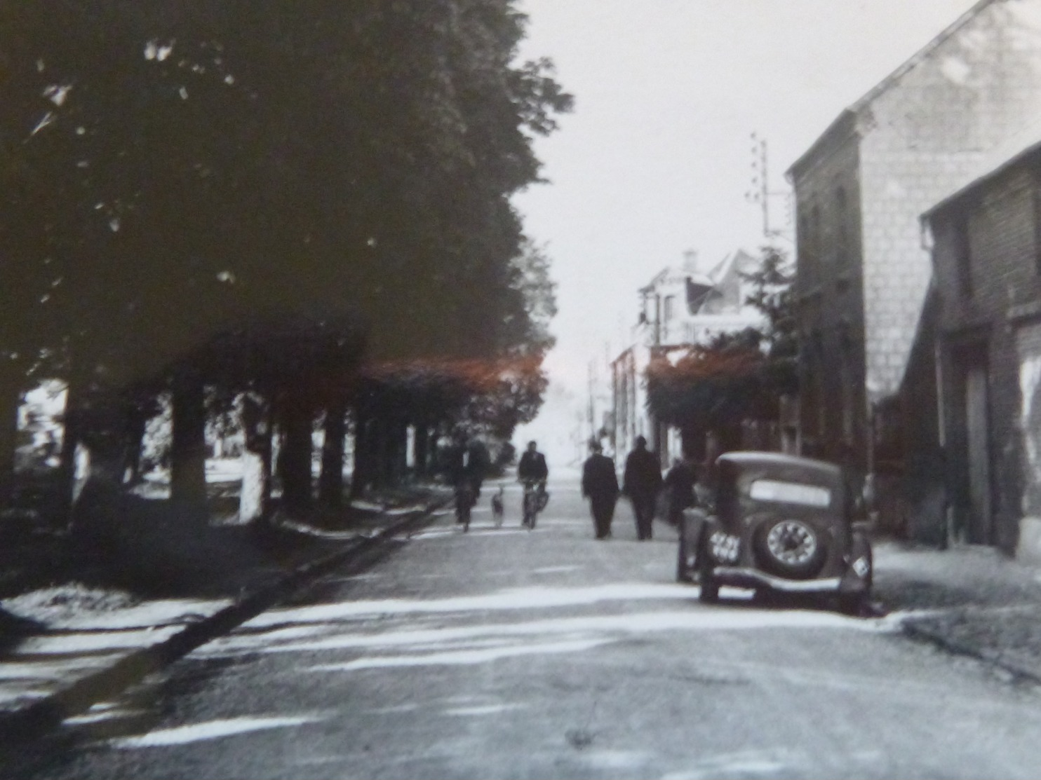 Carte Postale Ancienne De LANDRECIES Nord 59 LOT De 2 Noires Et Blanches Vers 1950 Dont La GARE AVEC ANIMATION - Landrecies