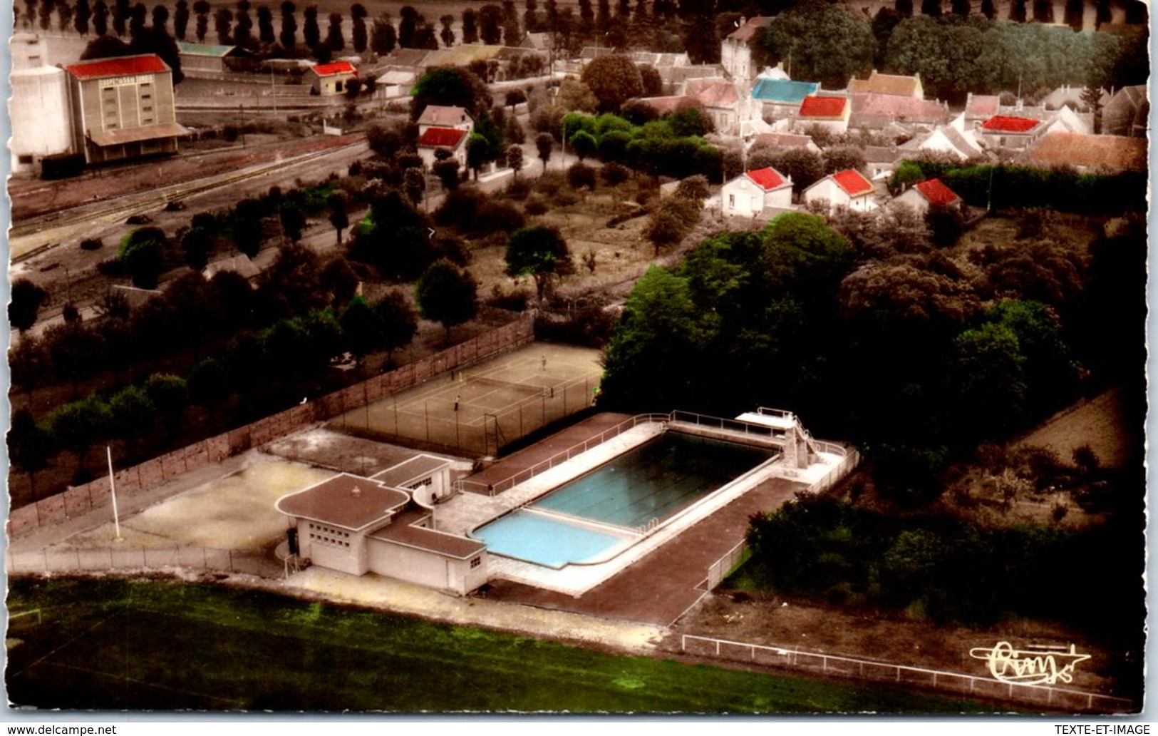 28 JANVILLE - La Piscine Et Le Terrain De Sports. - Autres & Non Classés