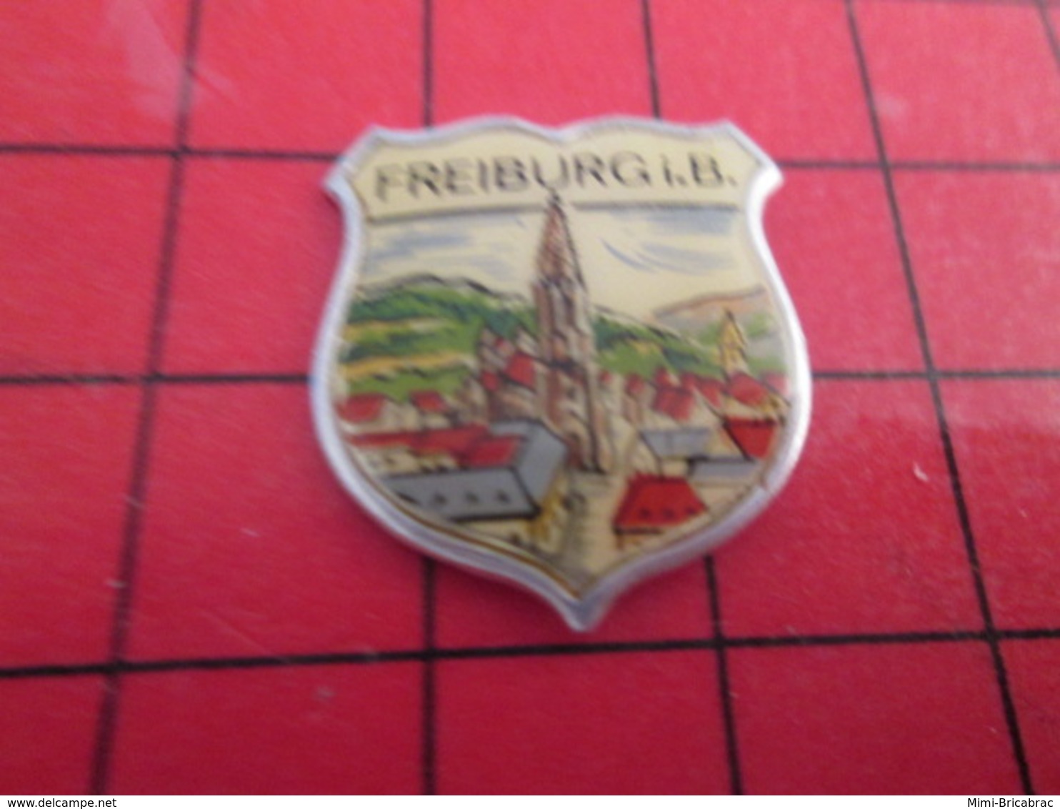 SP0§ Pins Pin's  / Rare Et De Belle Qualité / THEME VILLES / VILLE ALLEMANDE FRIBOURG FREIBURG I.B. EGLISE - Avions