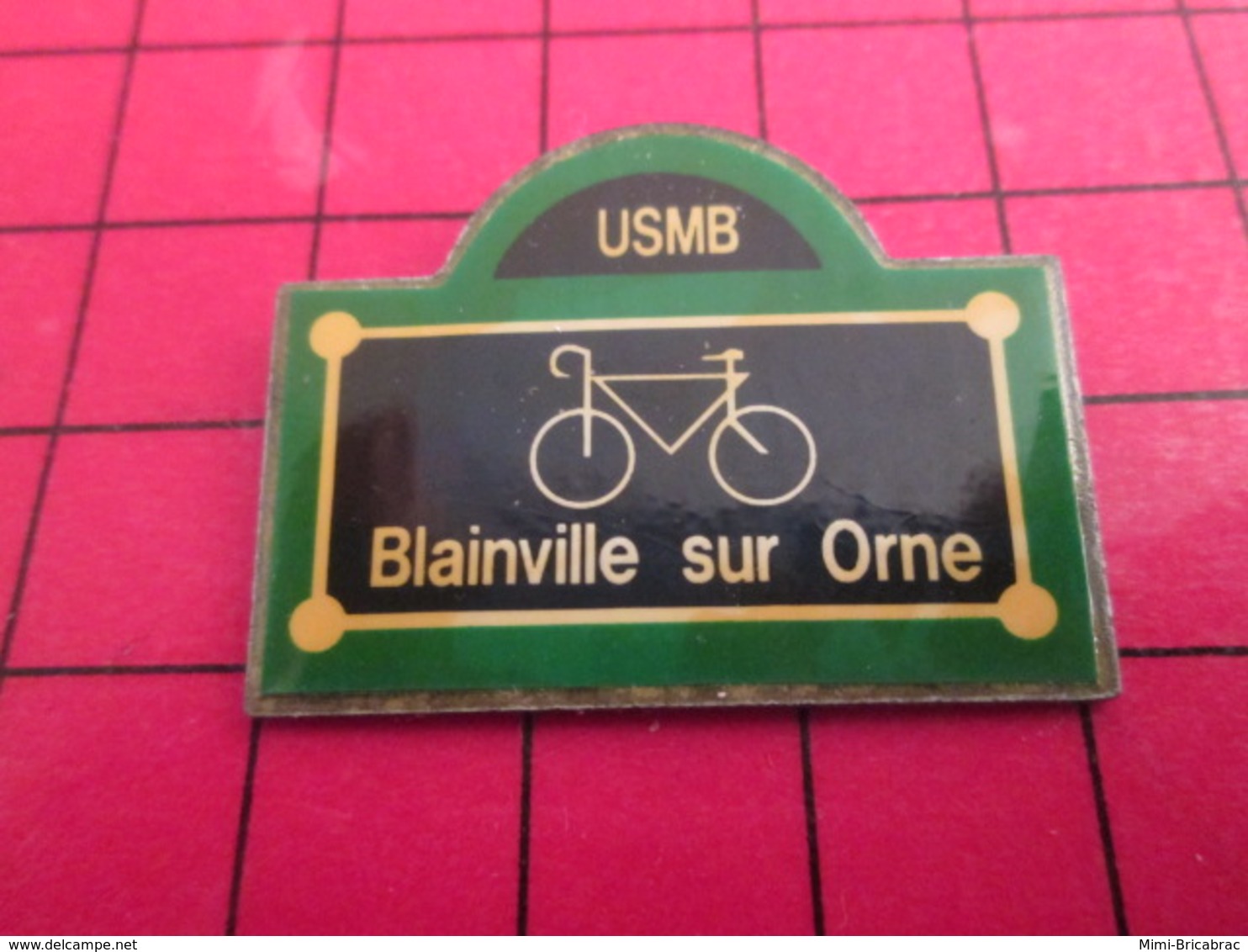 SP17 Pins Pin's  / Rare Et De Belle Qualité / THEME SPORTS / CYCLISME VELO PLAQUE DE RUE BLAINVILLE SUR ORNE - Cyclisme