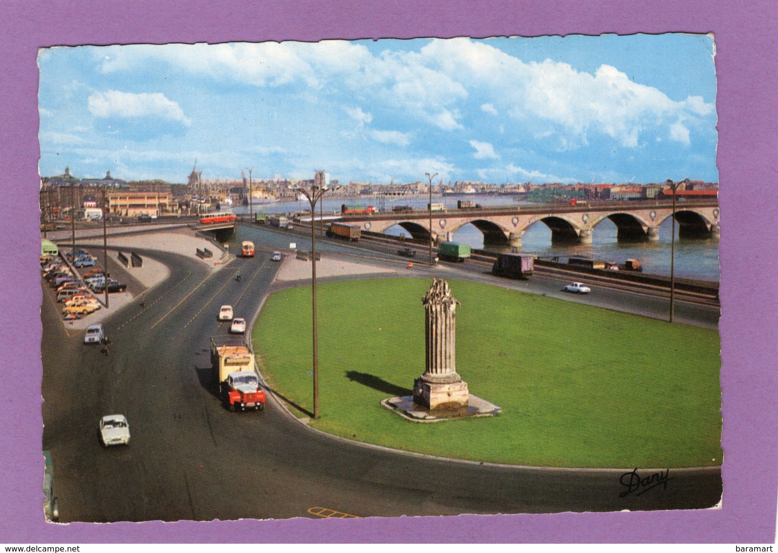 33 BORDEAUX La Place BIR HAKEIM Et Le Pont Vus Du Quai De La Grave 1er Plan La Font De L'Or Camion Berliet - Bordeaux