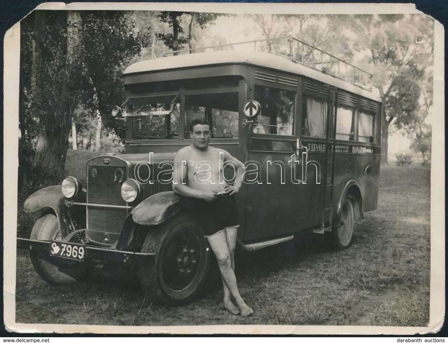 Cca 1930 Komárom, Férfi Busszal, Fotó, Sarkai Hiányosak, 9×12 Cm / Komárno, Bus, With Faults - Andere & Zonder Classificatie