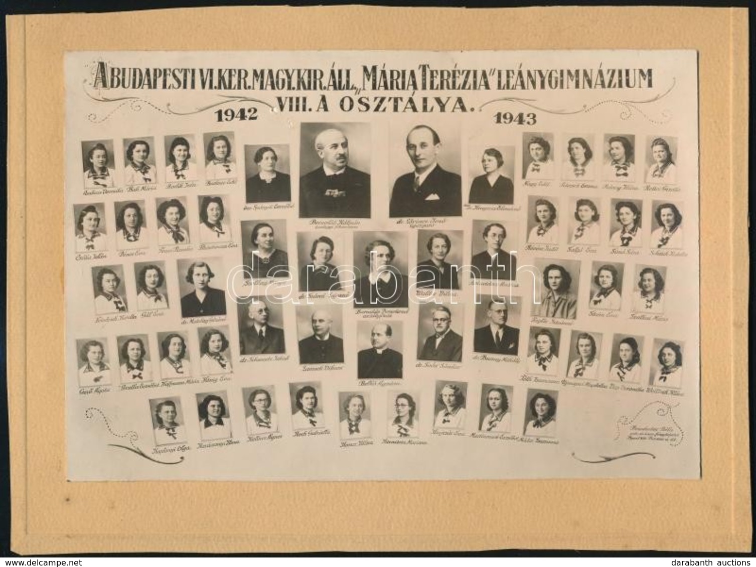 1942 Budapest, VI. Ker., A Mária Terézia Leánygimnázium VIII. A. Osztálya, Tablókép, Brunhuber Béla Műterméből, Hátulján - Andere & Zonder Classificatie