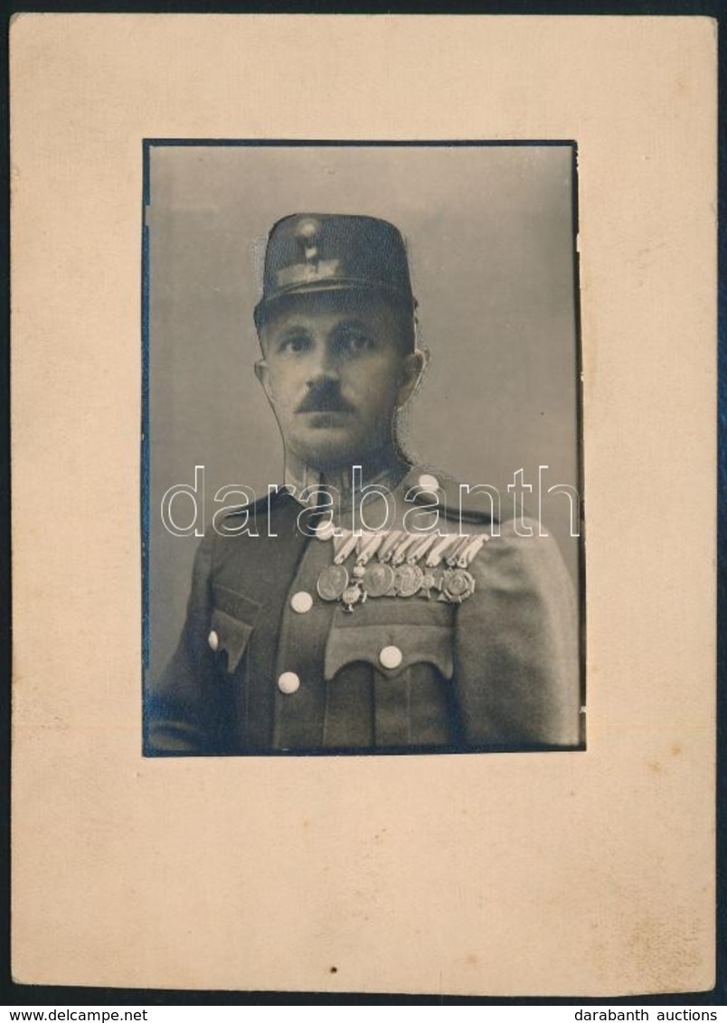 Cca 1920 Frontot Megjárt Katonatiszt Fotója, Sok Kitüntetéssel, Retusált Fotó, Kartonon, 8×6 Cm - Andere & Zonder Classificatie