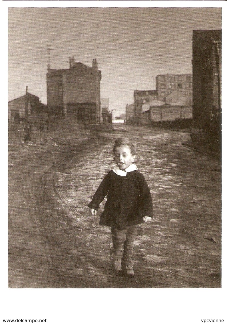 DOISNEAU  ""  L'ENFANT PAPILLON SAINT DENIS 1944 "" Beau Plan Enfant Banlieue - Doisneau