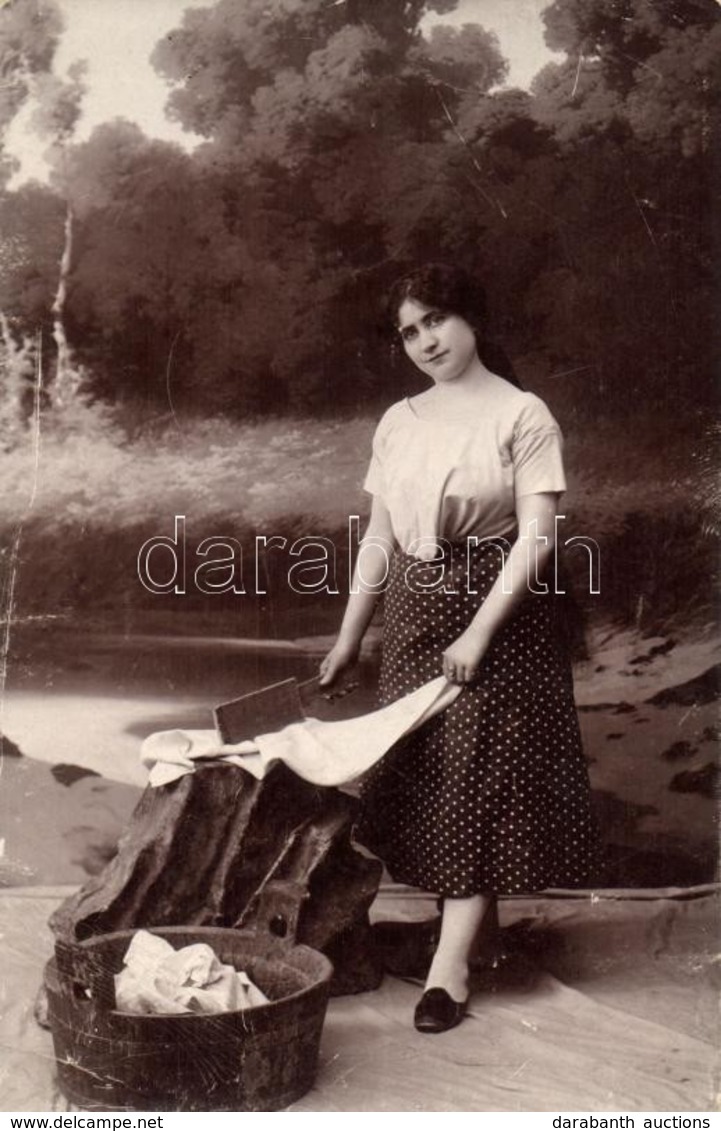 * T2/T3 1908 Hungarian Folklore, Laundress Photo (EK) - Non Classés