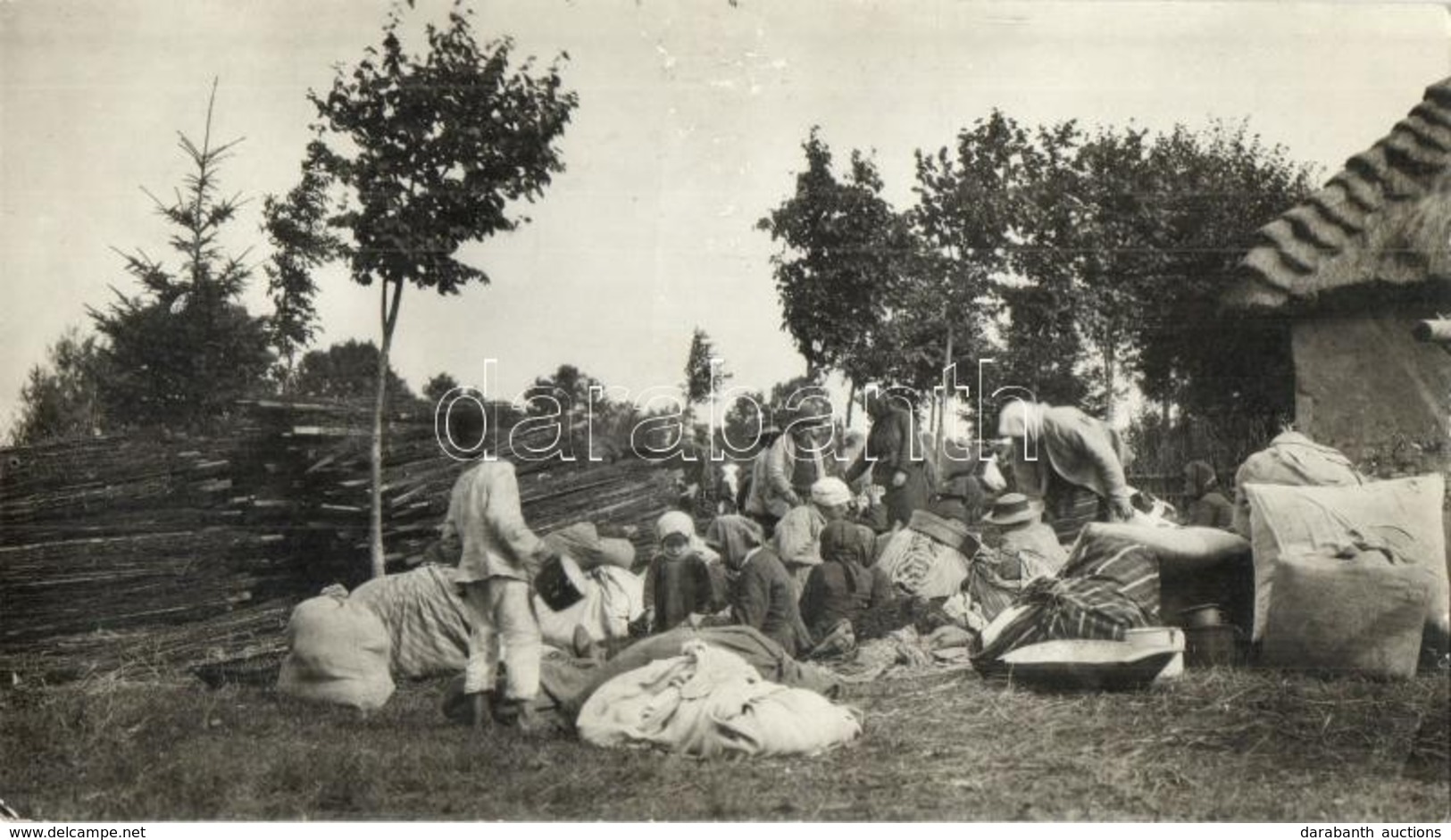 * 1916 Sassów (Sasiv), Egy Galíciai Faluból Evakuáltak Pihenője. Osztrák-magyar Katona Felvétele A Frontról / WWI Restin - Zonder Classificatie